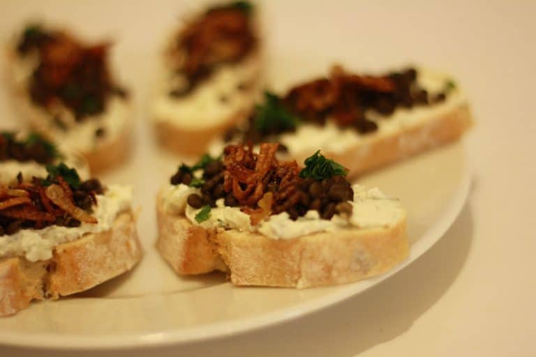 Chlebíčky s nivovou pomazánkou a černou čočkou