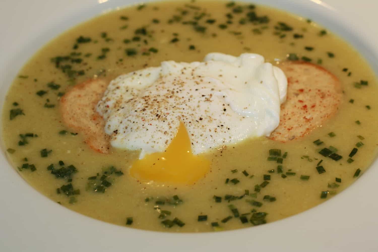 Krémová zeleninová polévka se zastřeným vejcem