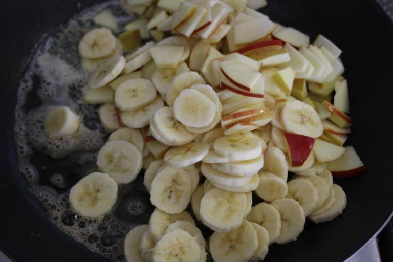 Čokoládové palačinky s jablky a banány