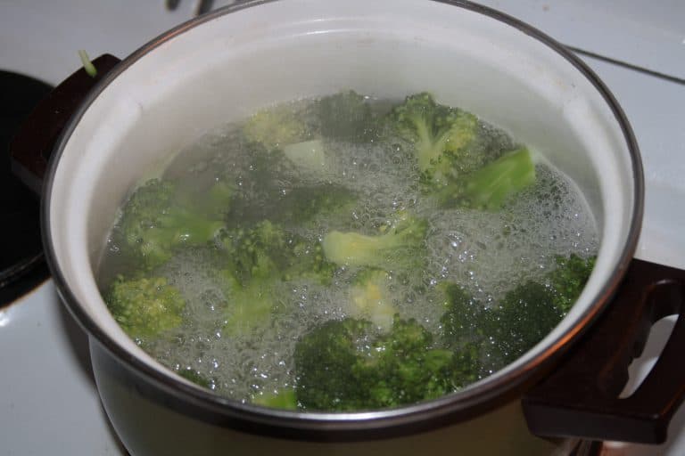 Kuskus s brokolicí, žampiony a domácím pestem