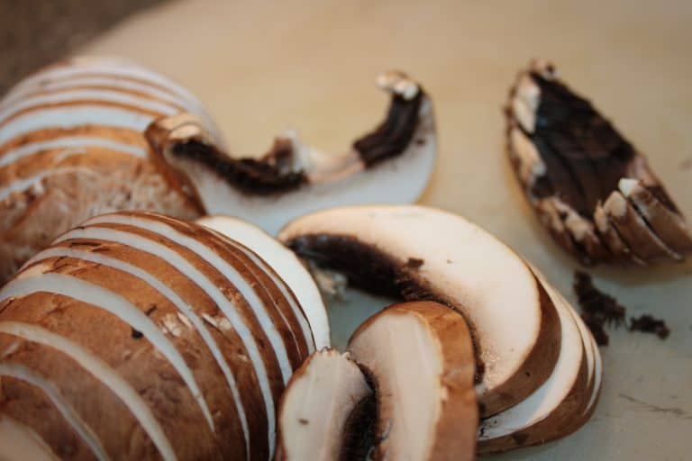 Kuskus s brokolicí, žampiony a domácím pestem