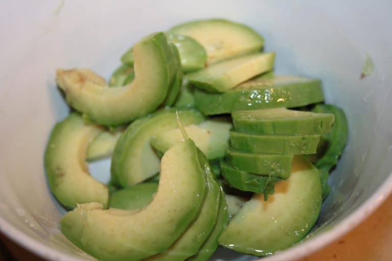 Kuskus s brokolicí, žampiony a domácím pestem