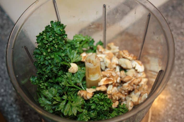 Kuskus s brokolicí, žampiony a domácím pestem