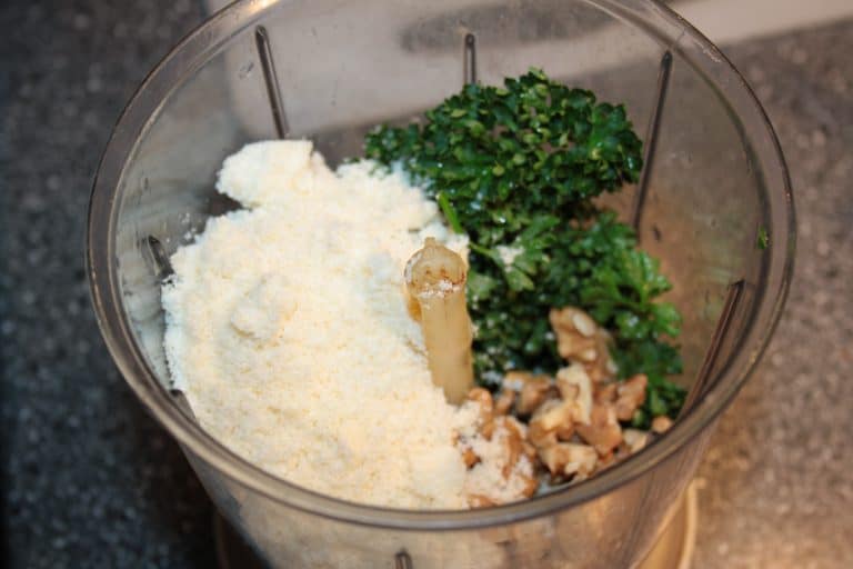 Kuskus s brokolicí, žampiony a domácím pestem