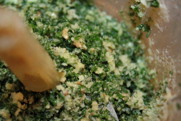 Kuskus s brokolicí, žampiony a domácím pestem