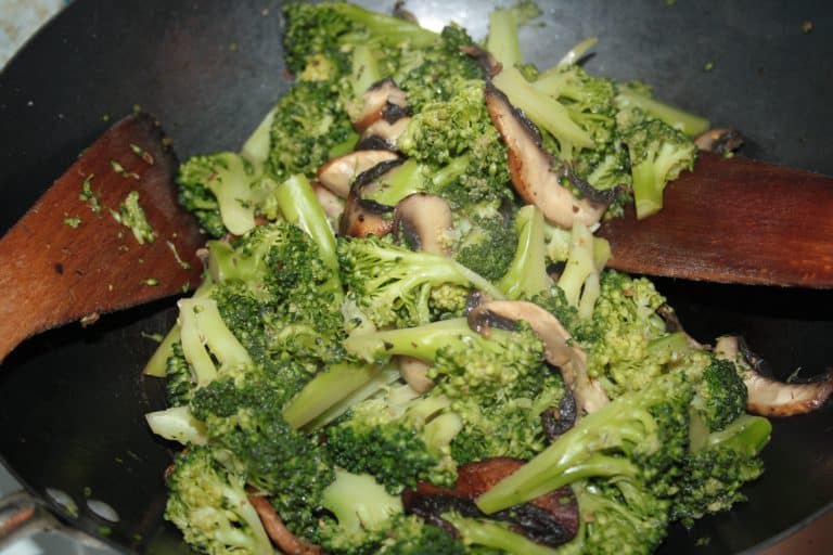 Kuskus s brokolicí, žampiony a domácím pestem