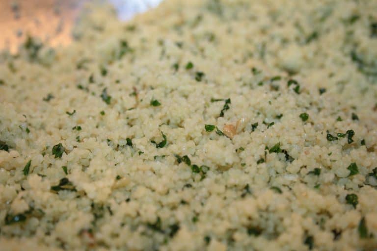 Kuskus s brokolicí, žampiony a domácím pestem