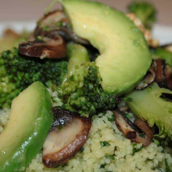 Kuskus s brokolicí, žampiony a domácím pestem