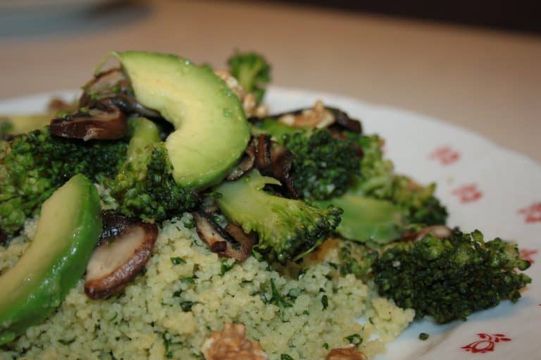 Kuskus s brokolicí, žampiony a domácím pestem