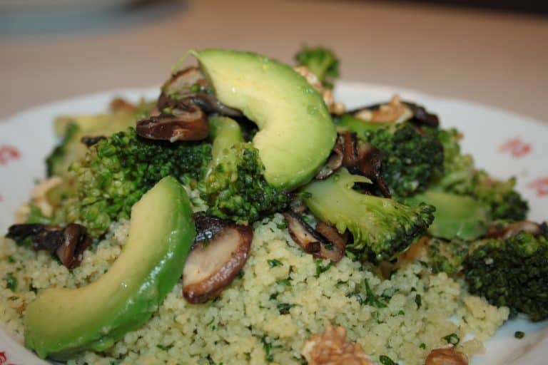 Kuskus s brokolicí, žampiony a domácím pestem