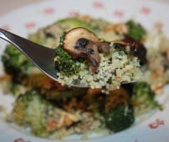 Kuskus s brokolicí, žampiony a domácím pestem