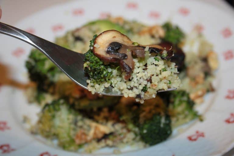 Kuskus s brokolicí, žampiony a domácím pestem