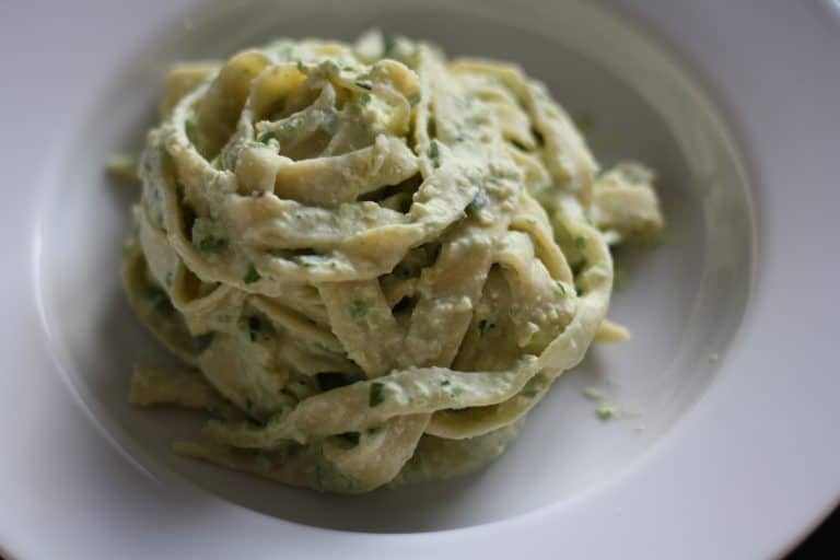 Čerstvé domácí těstoviny s pórkovým pestem