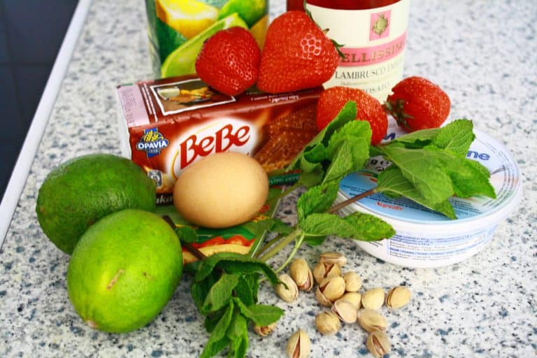 Dortík z jahodového sorbetu a limetové pěny