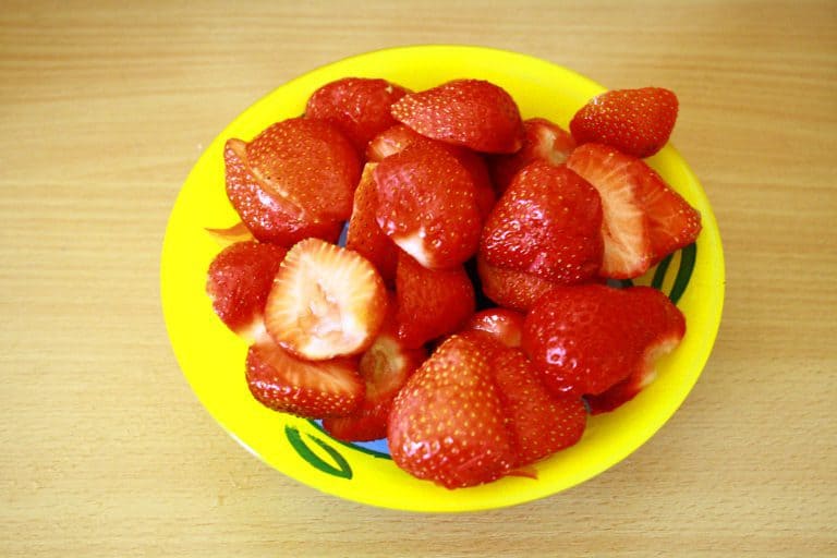 Dortík z jahodového sorbetu a limetové pěny