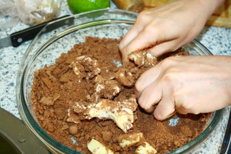 Dortík z jahodového sorbetu a limetové pěny