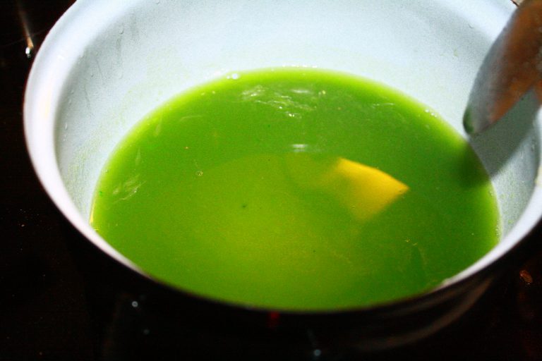 Dortík z jahodového sorbetu a limetové pěny