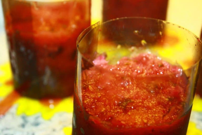 Dortík z jahodového sorbetu a limetové pěny