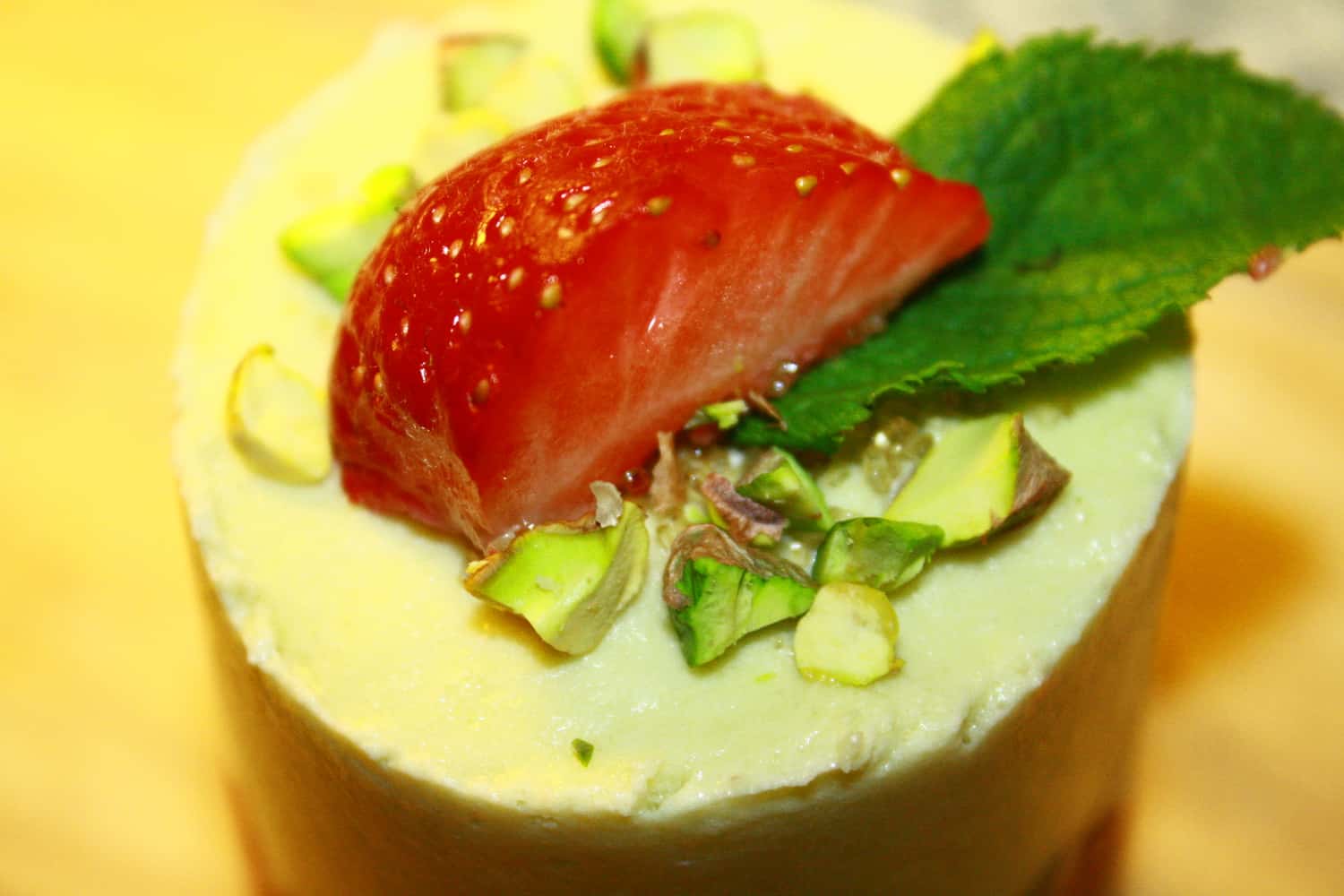 Dortík z jahodového sorbetu a limetové pěny