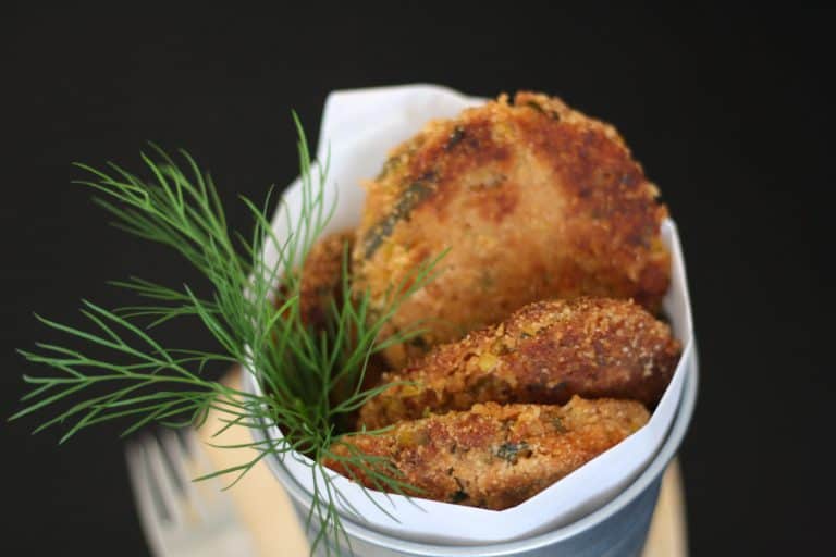 Karbanátky z pórku a bílých fazolí v tomatu