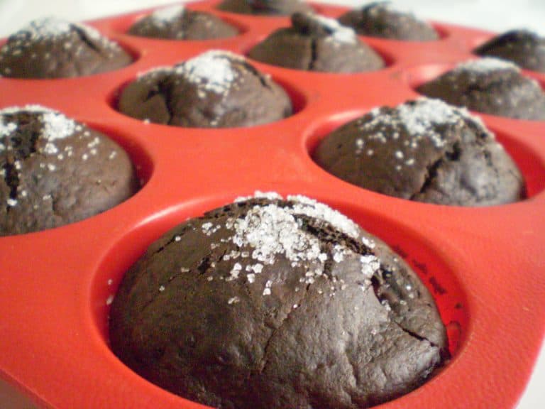 Čokoládové muffiny s třešněmi a sýrem Almette