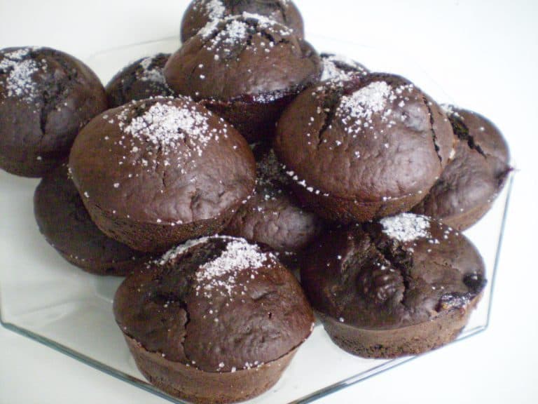 Čokoládové muffiny s třešněmi a sýrem Almette