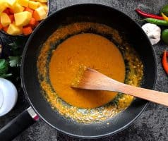 Dýňové curry s cizrnou a kokosovým mlékem