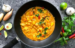 Dýňové curry s cizrnou a kokosovým mlékem