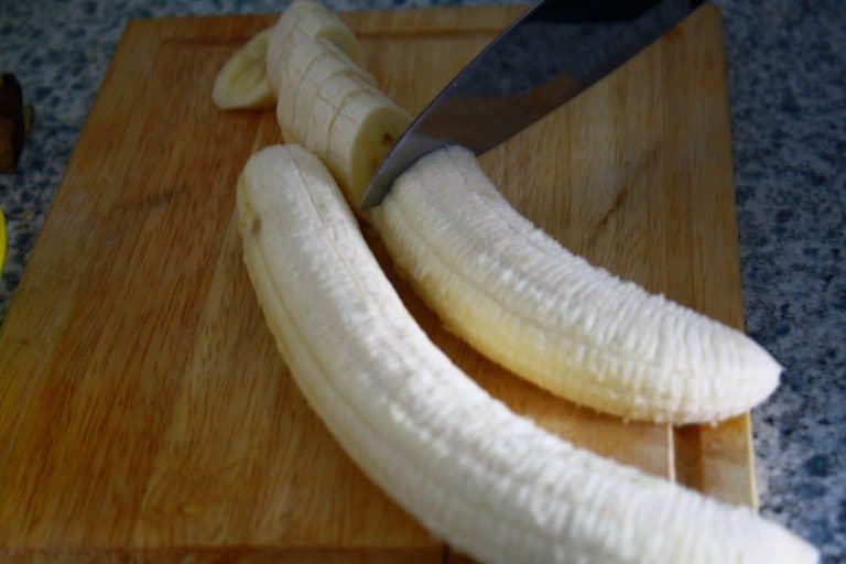 Kuskus se smaženým banánem, rukolou a mandlemi