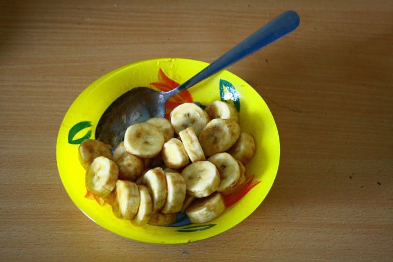 Kuskus se smaženým banánem, rukolou a mandlemi