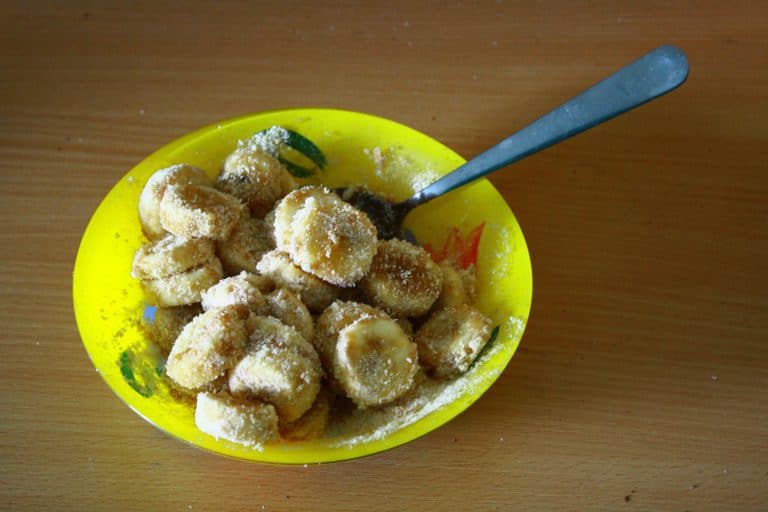 Kuskus se smaženým banánem, rukolou a mandlemi