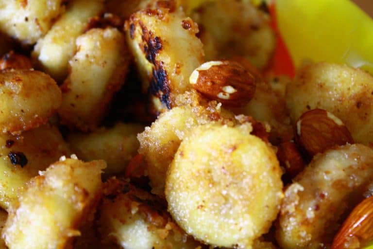 Kuskus se smaženým banánem, rukolou a mandlemi