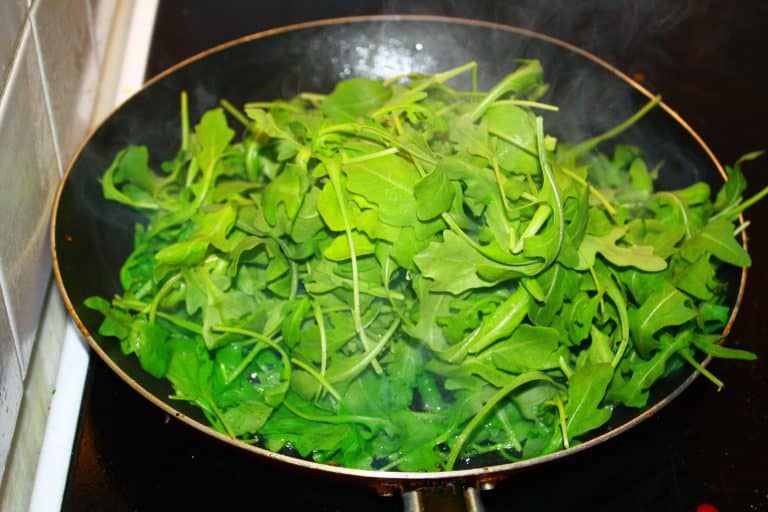 Kuskus se smaženým banánem, rukolou a mandlemi