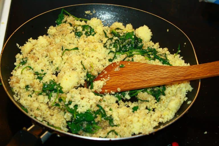 Kuskus se smaženým banánem, rukolou a mandlemi