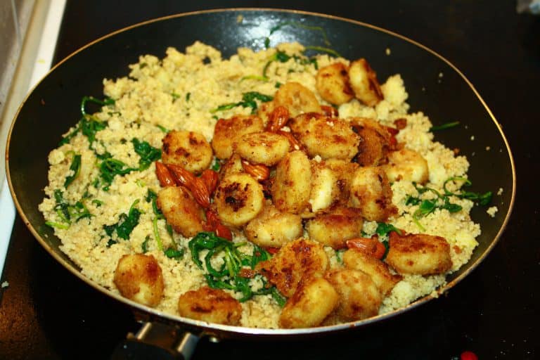 Kuskus se smaženým banánem, rukolou a mandlemi