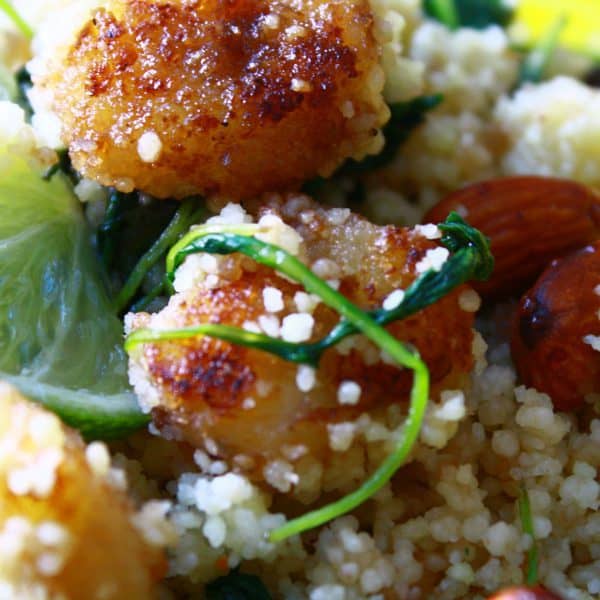 Kuskus se smaženým banánem, rukolou a mandlemi