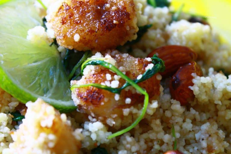 Kuskus se smaženým banánem, rukolou a mandlemi