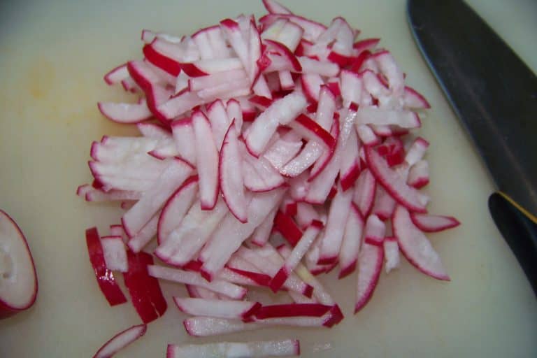 Ředkvičkový salát s opraženými lískovými oříšky