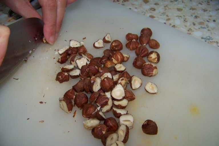 Ředkvičkový salát s opraženými lískovými oříšky