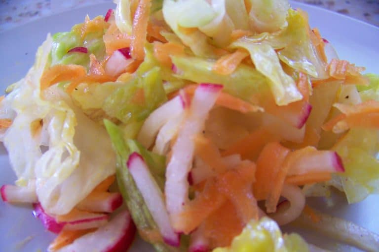 Ředkvičkový salát s opraženými lískovými oříšky