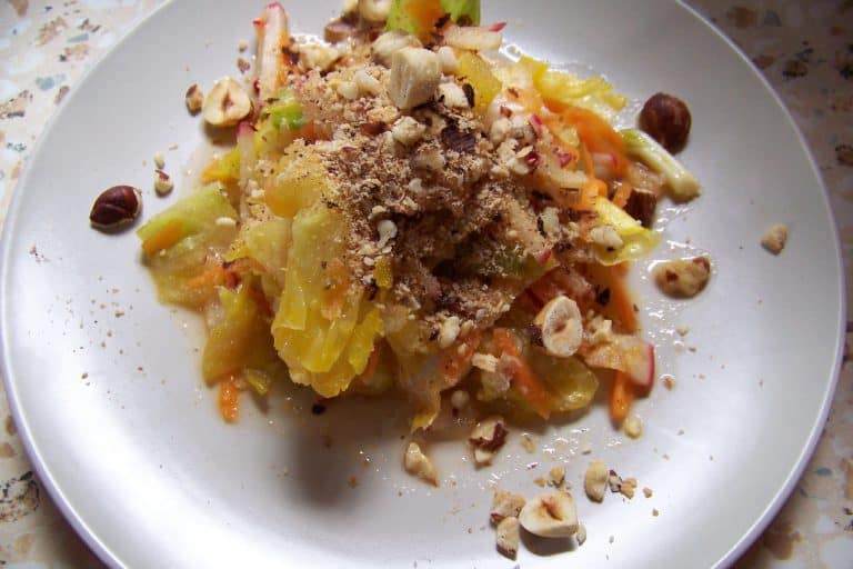 Ředkvičkový salát s opraženými lískovými oříšky