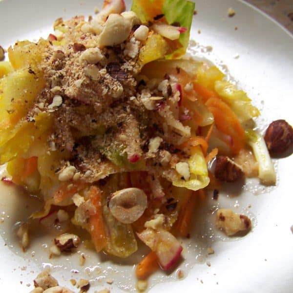 Ředkvičkový salát s opraženými lískovými oříšky