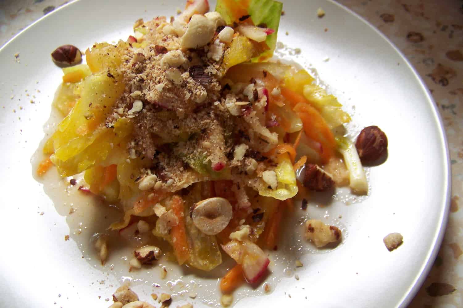 Ředkvičkový salát s opraženými lískovými oříšky