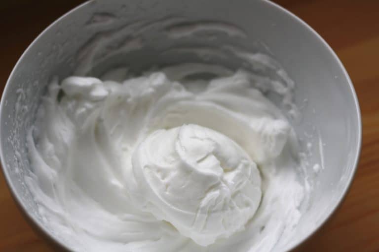 Pikantní cibulové kroužky s paprikovým krémem