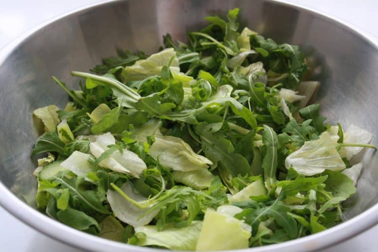 Rukolový salát s černým jeřábem