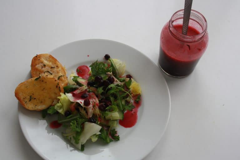 Rukolový salát s černým jeřábem