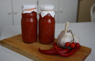 Šípková sweet&sour omáčka s chilli a česnekem