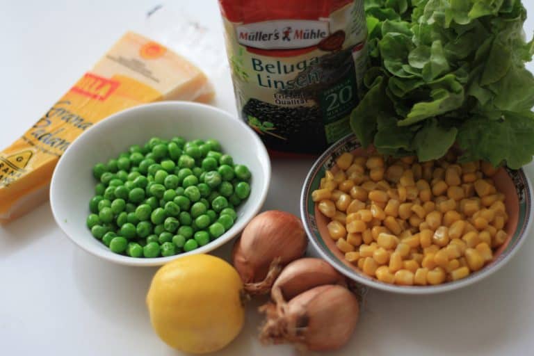 Salát z červené řepy, jablka a řapíkatého celeru