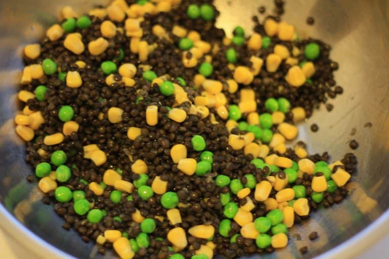 Salát z červené řepy, jablka a řapíkatého celeru