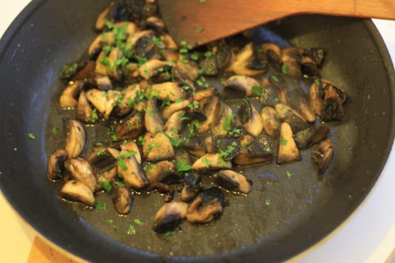 Salát z červené řepy, jablka a řapíkatého celeru